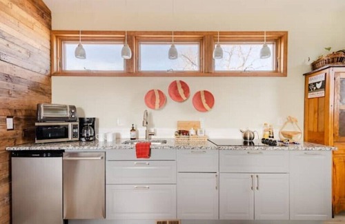 Sunnyside House | Cozy Neighborhood Spot Close to Downtown