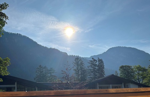 Sankt Martin bei Lofer Apartment | Cozy new vacation apartment with mountain views, garden and swimming pool