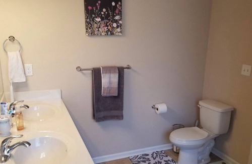 South Norfolk House | Cozy New Build on a private street near the downtown Norfolk and Greenbrier.