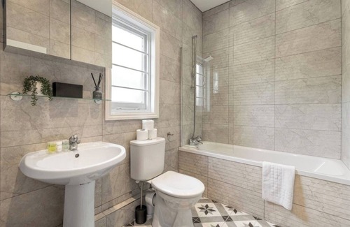 Seven Sisters Apartment | Cozy new GF flat in London