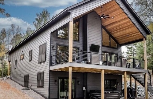 Eagle River House | Cozy NEW Lakefront Retreat on Pickerel Lake, FREE FIREWOOD, WIFI, CENTRAL AIR