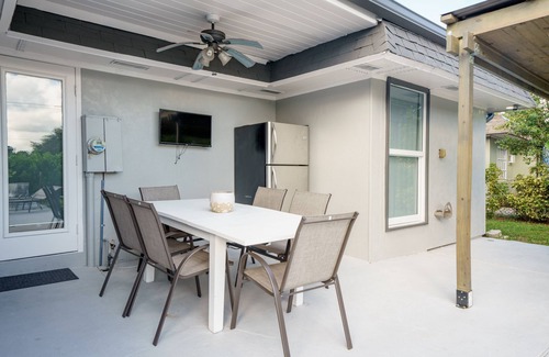 Tamarac House | Cozy Newly Re-done 3/2 w Large Pool!