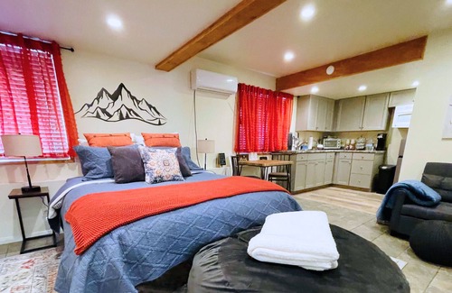 Wrightwood Apartment | Cozy - Newly Remodeled Studio