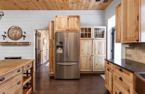 Gnaw Bone Cabin | Cozy Oaks Luxurious Barndominium in the woods, Heated Tile Floors, Hot Tub