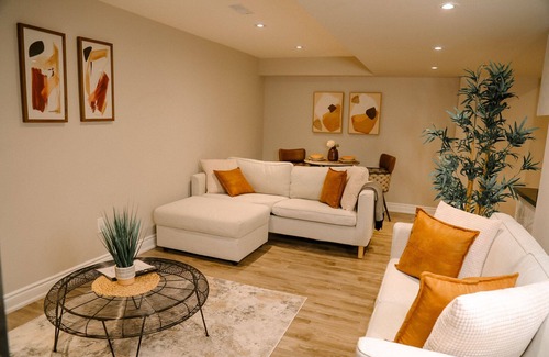 Oakville House | Cozy Oakville 1- Bedroom studio apt w/private entrance/kitchen/wi-fi/parking