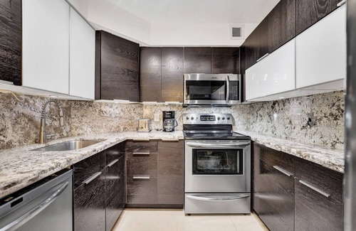 Miami Beach Apartment | Cozy Ocean View Condo/Beach Service & Pool/617
