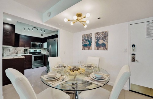 Miami Beach Apartment | Cozy Ocean View Condo/Beach Service & Pool/617