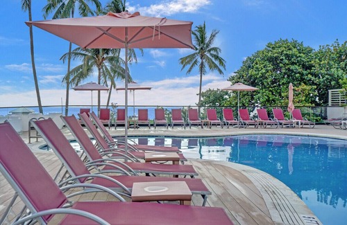 Miami Beach Apartment | Cozy Ocean View Condo/Beach Service & Pool/617
