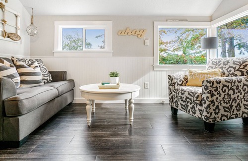 Oak Harbor Cottage | Cozy, Ocean View Cottage with Outdoor Seating & WiFi - Walk to the Beach!