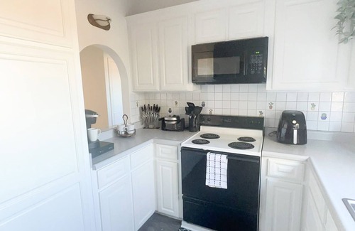 Indian Cove House | Cozy Palms Getaway. 5 minutes from JNT/very comfortable and family friendly.