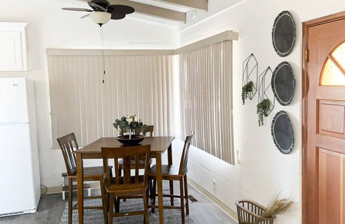 Indian Cove House | Cozy Palms Getaway. 5 minutes from JNT/very comfortable and family friendly.