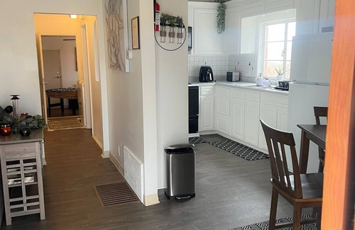 Indian Cove House | Cozy Palms Getaway. 5 minutes from JNT/very comfortable and family friendly.