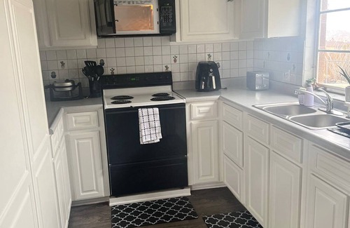 Indian Cove House | Cozy Palms Getaway. 5 minutes from JNT/very comfortable and family friendly.