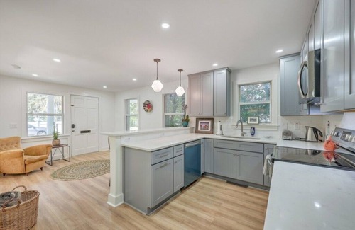 North Charleston House | Cozy Park Circle Retreat with Deck & Modern Amenities, Close to Charleston