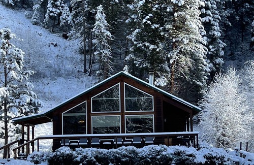 Darby Cabin | Cozy & Peaceful Painted Rocks Lake Cabin w/Hot Tub adjacent to West Fork River