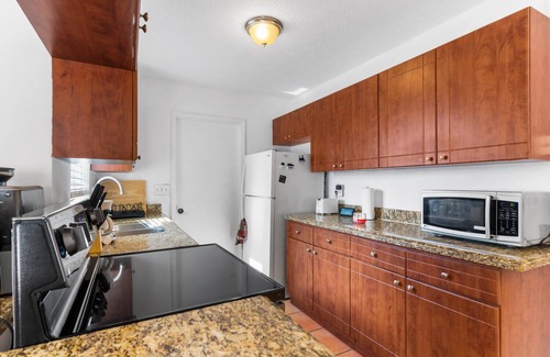 Lake Park House | Cozy Pool House l Weekly Stays l Near Beach & Park