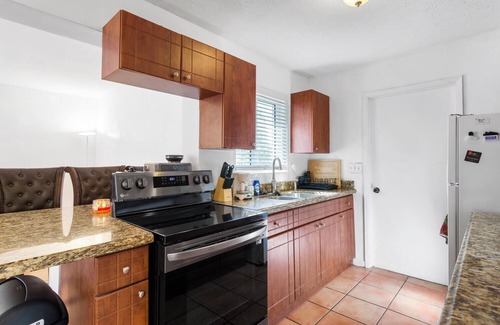 Lake Park House | Cozy Pool House l Weekly Stays l Near Beach & Park