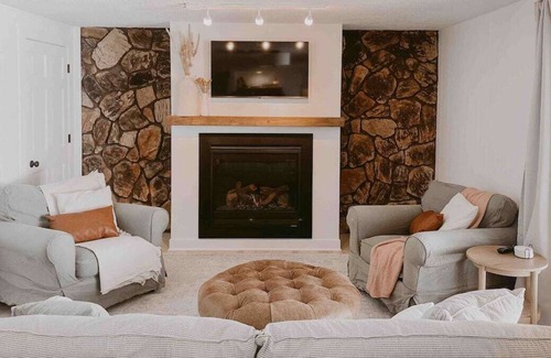 Hudson Apartment | Cozy private unit with hot tub, sauna, gas fireplace and jacuzzi