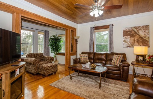 Ann Arbor House | Cozy- Quaint Downtown Delight!