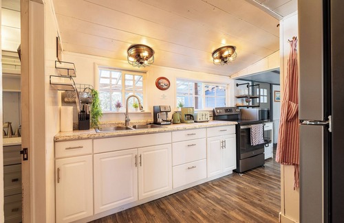 Westport Cottage | Cozy & Quaint Westport Cottage, EV charger, 1mi to beach, restaurants & parks