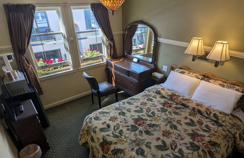 Cow Hollow Hotel | Cozy Queen Courtyard Retreat – Your Tranquil Escape in San Francisco!