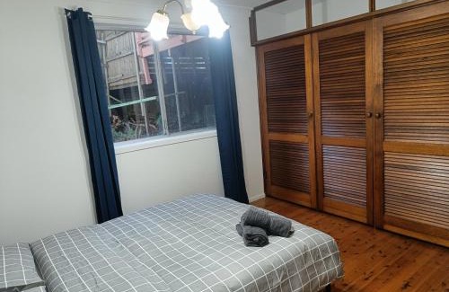 Carlingford House | Cozy Queen Room close to Shops and Station - NC2