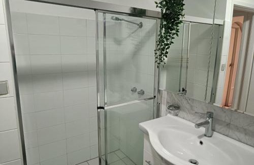 Carlingford House | Cozy Queen Room close to Shops and Station - NC2