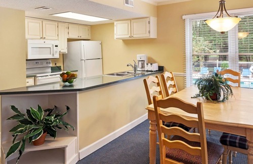 Shipyard Plantation Cottage | Cozy Quiet Cottage in gated bike friendly golf resort minutes from the Beach.