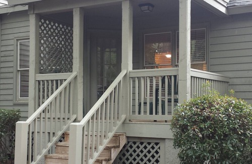 Shipyard Plantation Cottage | Cozy Quiet Cottage in gated bike friendly golf resort minutes from the Beach.