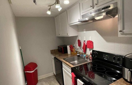 Reynoldsburg Apartment | Cozy, quiet one bedroom apartment. Groceries, restaurants, and clothing close.