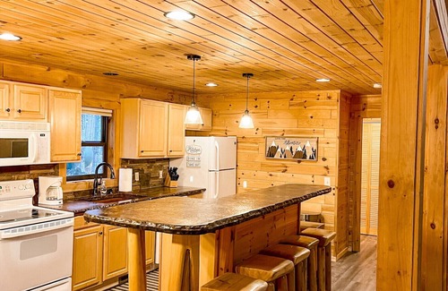 Bellaire Cabin | Cozy & Quiet Shanty Creek Log Cabin 1 mile to Schuss Mountain Golf Course