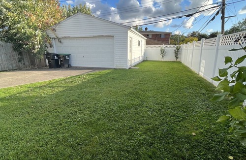 Tonawanda House | Cozy ranch in safe neighborhood. Perfect location for Buffalo/Niagara Falls.n