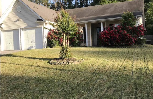Hiram House | Cozy ranch style home within quiet community