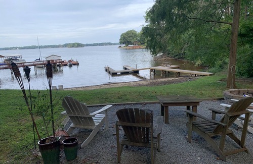 Denver House | Cozy Ranch w/Private beach, big views, sleeps 10, & boat on site!