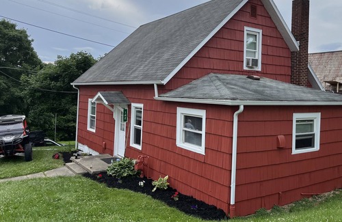 Carbon Hill Cottage | Cozy Red Cottage