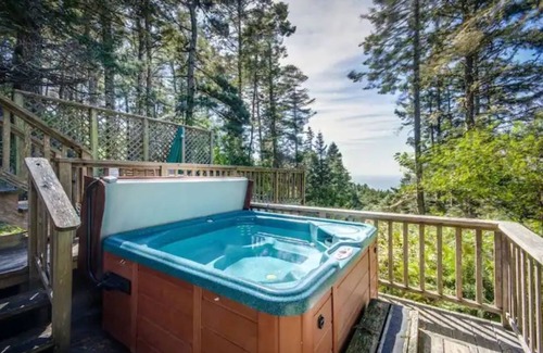 Elk Cabin | Cozy Redwoods Cabin with Ocean Views (+Hot Tub)