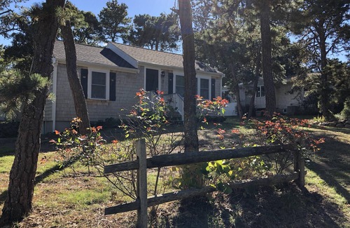 South Chatham House | Cozy renovated classic Cape cottage a short walk to Forest Beach