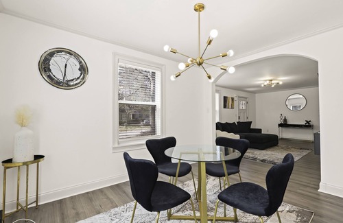 Sylvan Hills House | Cozy Renovated House near Airport. King Bed, Free Parking, Free Wifi