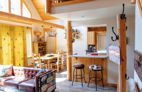 Klamath Falls Ski Chalet | Cozy renovated Running Y Chalet w Deck, Grill, Hot tub & Resort amenities.