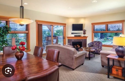 Chelan Resort | Cozy resort in amazing Chelan with AC, fitness room & pool, next to Lake Chelan