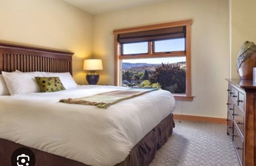 Chelan Resort | Cozy resort in amazing Chelan with AC, fitness room & pool, next to Lake Chelan