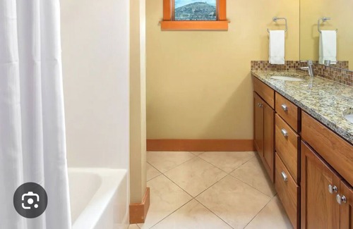 Chelan Resort | Cozy resort in amazing Chelan with AC, fitness room & pool, next to Lake Chelan