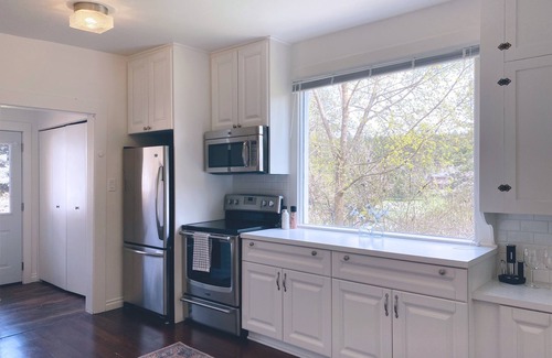 Spokane House | Cozy restored farmhouse on the river! Hot tub, wildlife, trails!