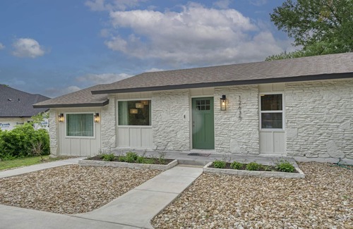Buda House | Cozy Retreat Sleeps 7, 3BR/2BA, Private - NEW