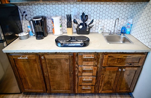 Hatfield Apartment | Cozy Retreat w/Hot Tub, Fire Pit & King Bed