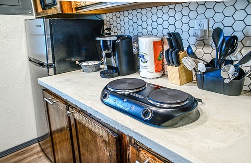 Hatfield Apartment | Cozy Retreat w/Hot Tub, Fire Pit & King Bed