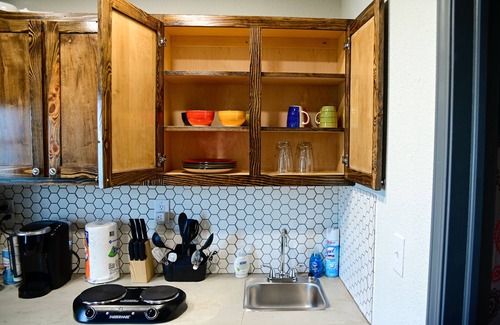 Hatfield Apartment | Cozy Retreat w/Hot Tub, Fire Pit & King Bed