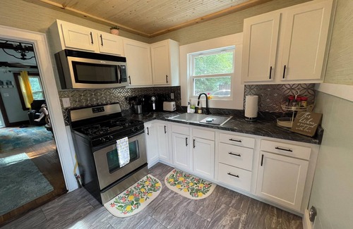 Spring Hill House | Cozy River Cottage