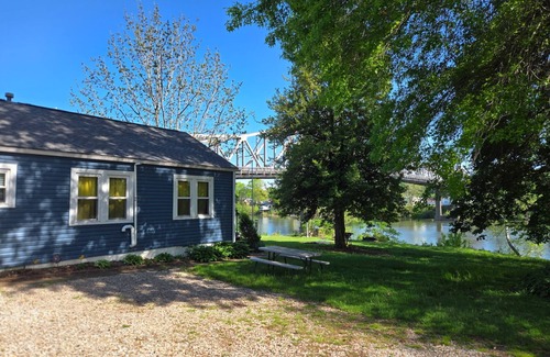 Spring Hill House | Cozy River Cottage