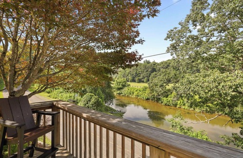 Boone Cabin | Cozy riverfront cabin on the New River. Close to Boone and Appalachian State.